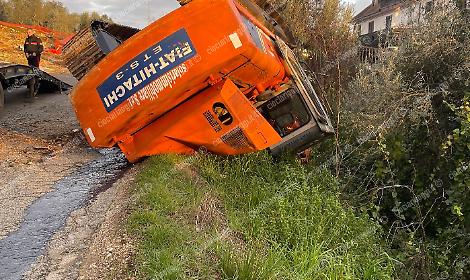 Escavatore si ribalta in una scarpata: paura a San Lucio per un uomo