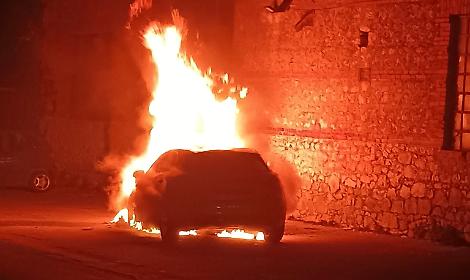 Accosta l'auto e scoppia l'incendio: paura per un uomo