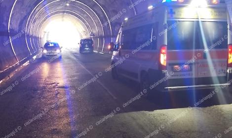 Pedone investito nel tunnel di viale Roma: soccorsi sul posto