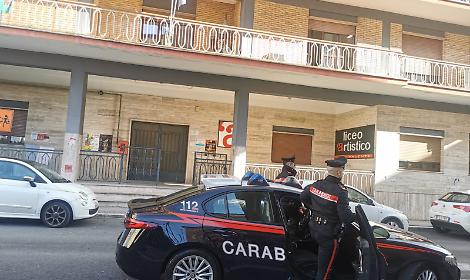 Aggredisce uno studente con un coltello e scappa: indagini in corso