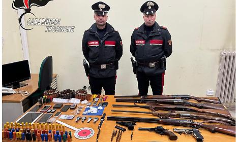 Blitz dei carabinieri: cocaina e arsenale nascosti in casa