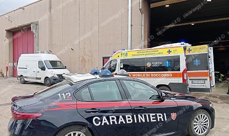 Operaio cade dal tetto di un'azienda: &egrave; grave