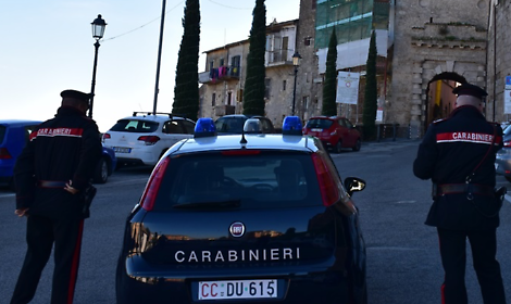 Viola l'obbligo di dimora e finisce ai domiciliari