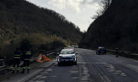 Paura sulla superstrada: un masso finisce sulla carreggiata