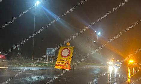 Masso sulla carreggiata: chiusa la superstrada 630