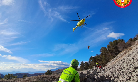 Esce fuori strada con la moto e finisce in un dirupo: &egrave; grave un uomo