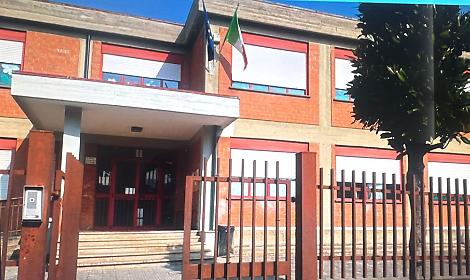 Furto a scuola, rubati 50 euro dai distributori automatici