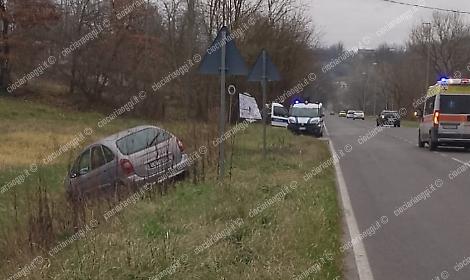 Perde il controllo dell'auto ed esce fuori strada: paura in via Saragat