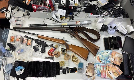 Armi e droga dopo una perquisizione: un uomo arrestato e due denunciati
