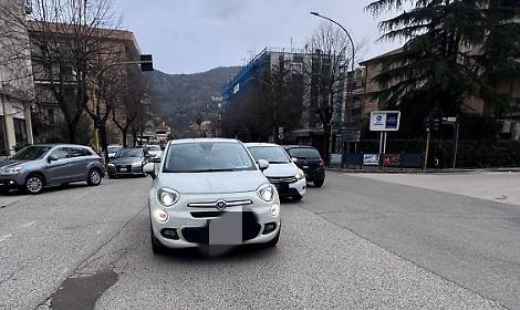 Anziano investito in pieno centro