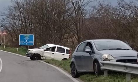 Paura sulla Casilina: scontro tra due auto