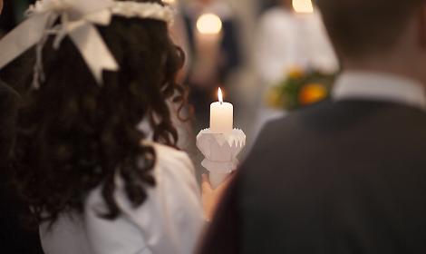 Rubano il vestito della Prima Comunione a una bimba. L'appello del pap&agrave;