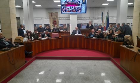 Baraonda politica in consiglio comunale. La maggioranza tiene per forza