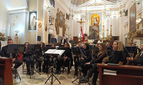 La Banda Giuseppe Verdi incanta nel concerto per Santa Maria De Mattias
