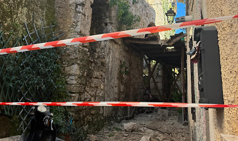 Crolla parte di un edificio disabitato, strada chiusa