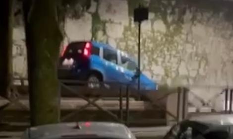 Attraversa i giardini con la Panda: il video diventa virale