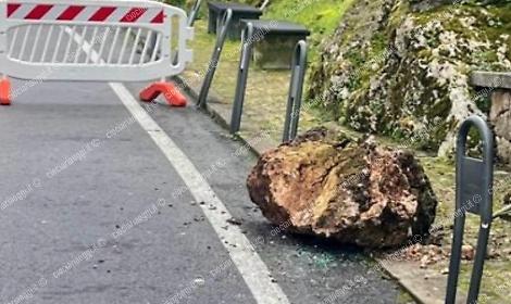 Cade un masso da una parete rocciosa: finisce su un'auto