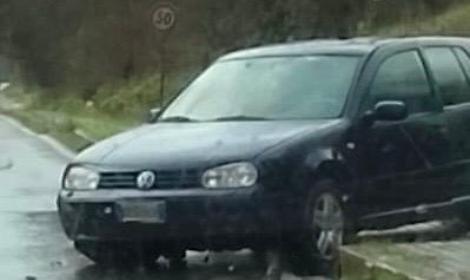 Perde il controllo dell'auto ed esce fuori strada