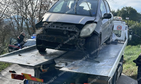 Auto esce di strada e si ribalta
