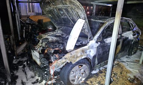 Auto in fiamme nella notte