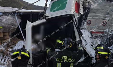 Scontro mortale fra due camion, la vittima &egrave; Costantino Mangoni