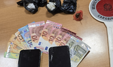 Con la droga nel furgone, colpisce un carabiniere e tenta la fuga