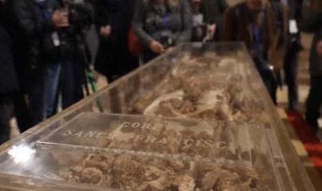 Esposte per la prima volta le spoglie di San Francesco