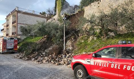 Crolla una parte della cinta muraria medievale