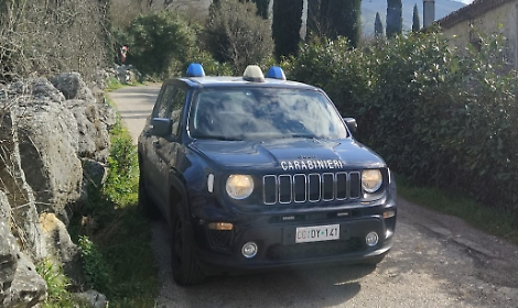 Minaccia di buttarsi dal tetto: salvato dai carabinieri