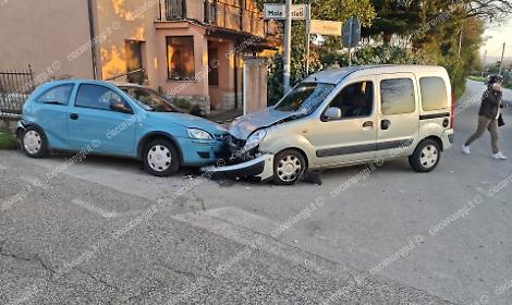 Incidente tra due auto in via Latina: una donna finisce in ospedale 