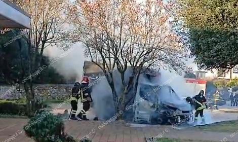 Tecchiena, furgone in fiamme. Paura per l'autista