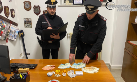 Ventenne arrestato con crack e cocaina: sequestrati droga e 2.500 euro in contanti