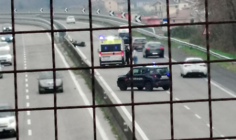 Accusa un malore mentre &egrave; in moto: sessantacinquenne soccorso sulla superstrada