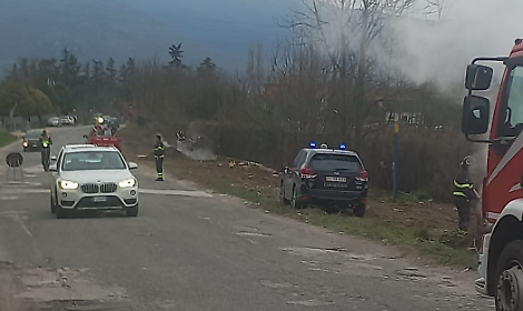 In fiamme i rifiuti abbandonati sullo stradone Asi