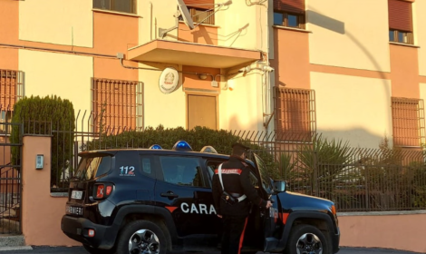 Minaccia la moglie con un coltello, lei chiama i carabinieri. Arrestato