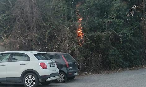 Incendio vicino alla stazione. Sul posto i vigili del fuoco