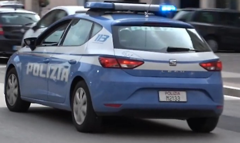 Fingeva di essere un agente con una paletta contraffatta: denunciato dalla polizia