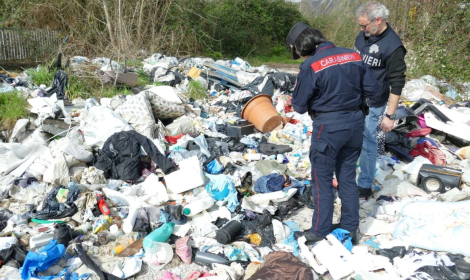 Discarica a cielo aperto: sequestrata un'area di 800 mq
