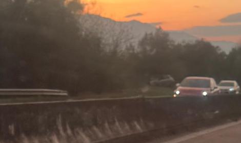 Incidente in superstrada, auto finisce fuori strada