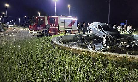 Perde il contro dell'auto e finisce in una fontana. Paura per tre giovani ciociari