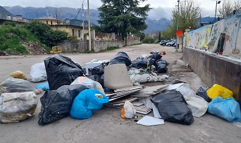 Rifiuti abbandonati davanti all'ecocentro. La rabbia dei residenti