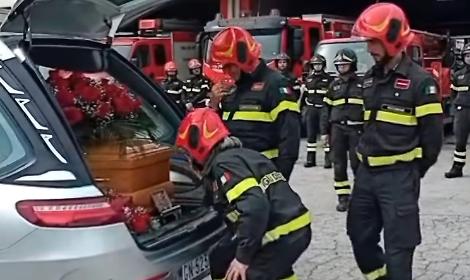 Il commosso addio dei vigili del fuoco a Giuseppe Capezzera