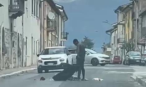 Si denuda in strada, e un passante lo registra: le immagini