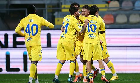 Frosinone, cuore e carattere nel 2-1 al Bari