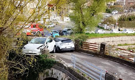 Frontale tra due auto: sfiorata una tragedia