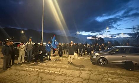 Operai senza stipendio in presidio davanti ai cancelli