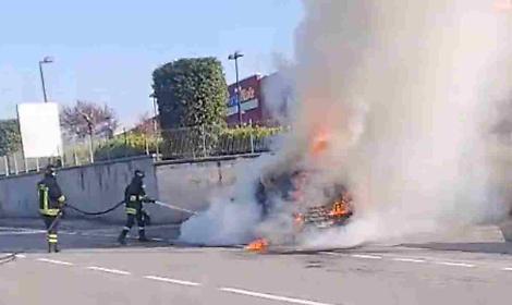 Frosinone, auto in fiamme vicino al Dream Cinema: le immagini