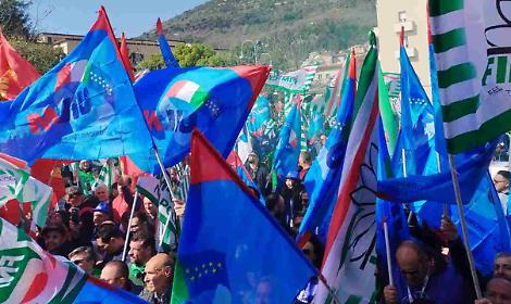 Striscioni, microfoni e megafoni: inizia il mega corteo operaio LIVE