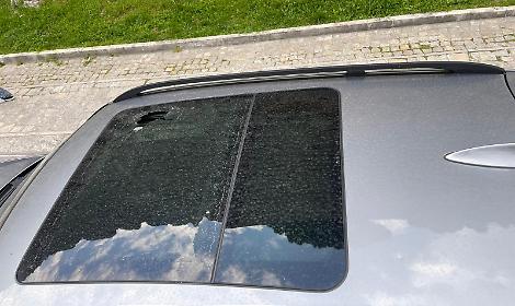 Sassi da Civita sulle automobili