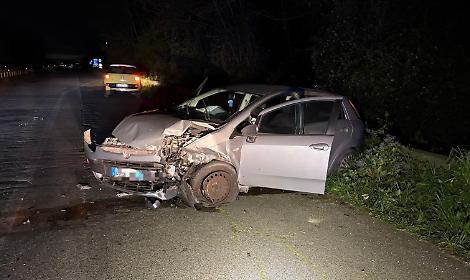 Perde il controllo dell'auto e finisce contro lo spartitraffico: grave una donna di 69 anni